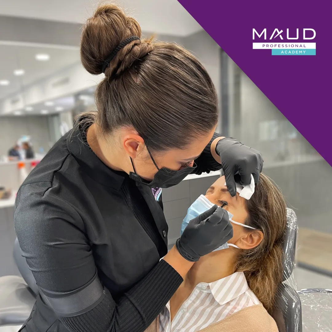 Élève réalisant le tracé des sourcils sur une modèle