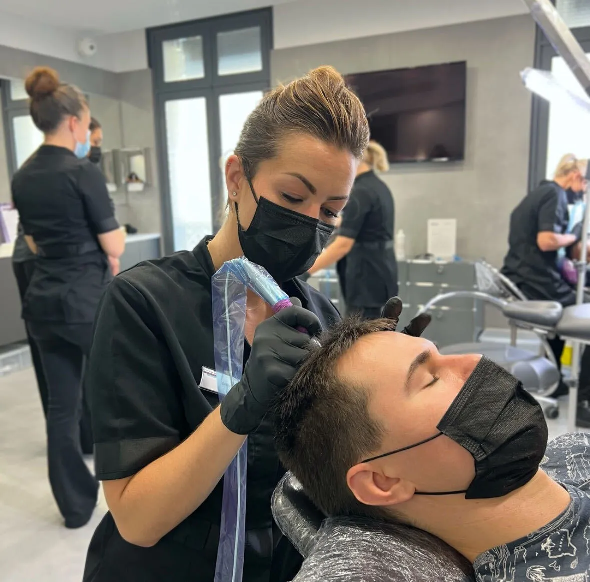 Élève réalisant une tricopigmentation du cuir chevelu